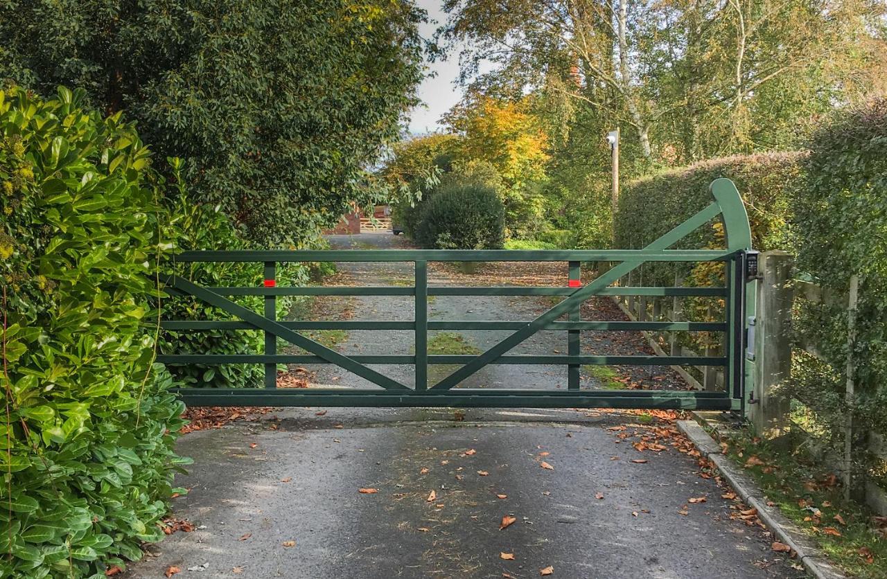 Hollies Farm B&B Wrexham Esterno foto